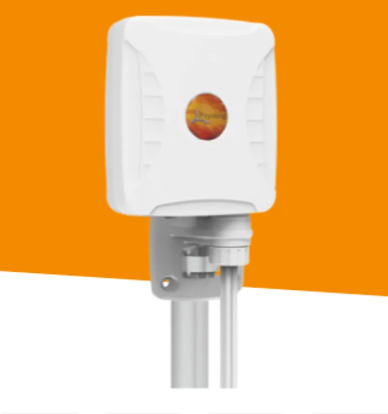 Poynting A-XPOL-0001-V2-21, antenne 5G/LTE blanche montée sur poteau argenté avec câble blanc, fond orange.