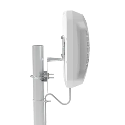 Weiße rechteckige 5G/LTE-Flat-MIMO-Antenne mit geripptem Gehäuse seitlich an grauem Mast mit Metallhalterung und Kabel
