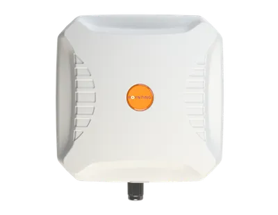Weiße Poynting A-EPNT-0002-V3-01 5G/LTE-Antenne mit SMA-Anschluss, Frontansicht des gerippten Gehäuses mit Logo für Mast-