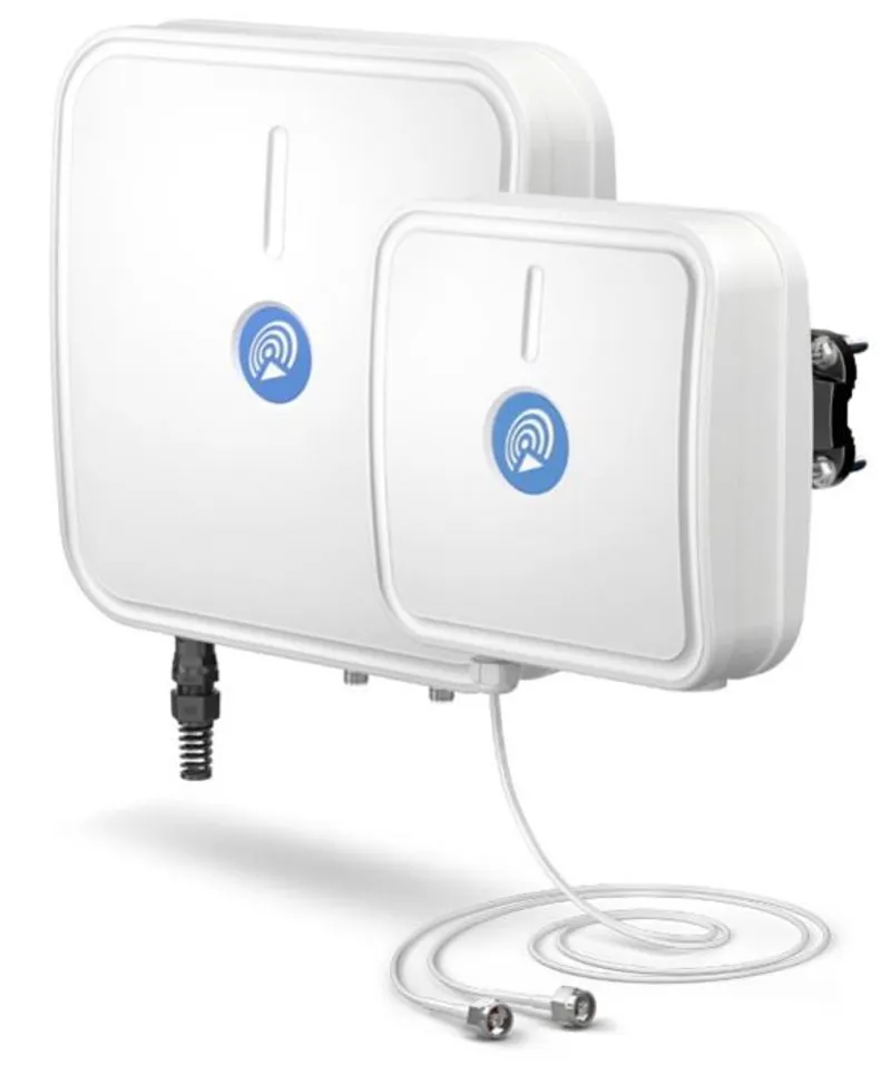 QuMax XR2 RUTX12 Kit mit 2 Hochleistungs-LTE-Antennen, Dualband-Wi-Fi, GPS und Bluetooth – zwei weiße Outdoor-Einheiten mit