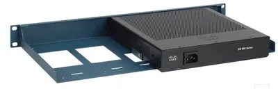 Kit Rackmount.IT per Cisco ISR 921-931, router ISR 900 nero su staffa rack metallica con logo Cisco e presa alimentazione.