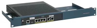 Kit Rackmount.IT per Cisco ISR 921-931, router montato su staffa rack grigia con porte Ethernet e pulsante di accensione.