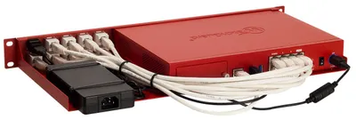 Rotes 1U-Rackmount-Kit für WatchGuard Firebox T80/T85 mit Ethernet-Ports, Netzteil und montierten Kabeln in Serverumgebung
