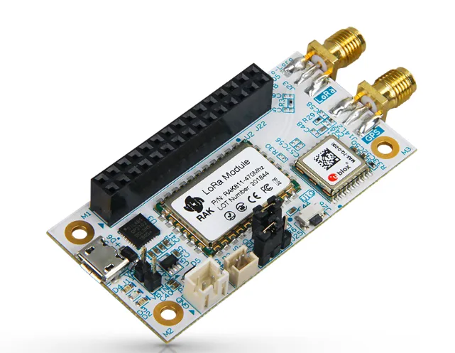RAK Wireless RAK5205-1 SMA Tracker Board, белая печатная плата с черным разъемом и двумя золотыми SMA-антеннами, модуль