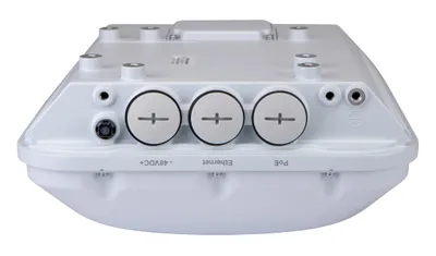 RUCKUS Networks T670SN WiFi7 Outdoor-Access-Point Rückansicht mit M25x1.5-Kabelverschraubungen, PoE- und RUCKUS Networks T670SN WiFi7 Outdoor-Access-Point Rückansicht mit M25x1.5-Kabelverschraubungen, PoE- und