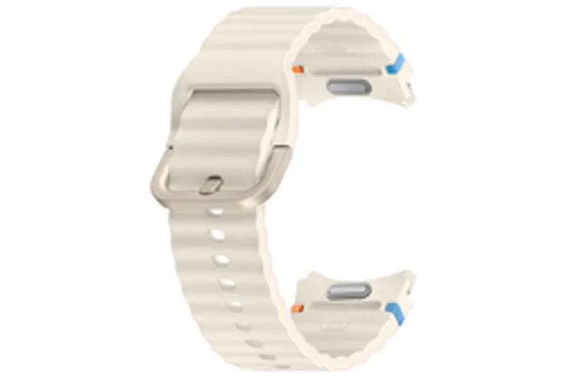 Samsung Sport Band S/M in Creme mit silbernem Metallverschluss und gerippter Silikonstruktur für Smartwatches.