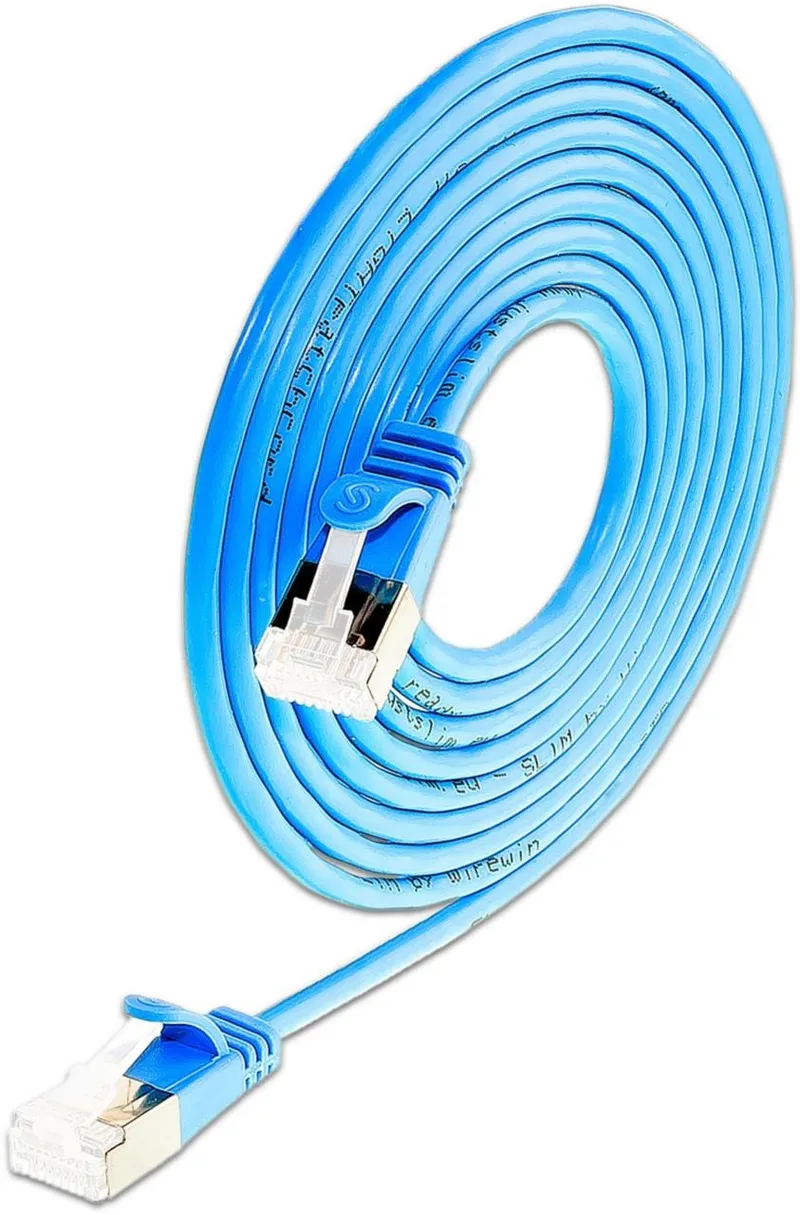 Câble réseau KAT6A 10 Gigabit Lightpatchkabel rond bleu U/FTP Ø 3,8mm enroulé avec connecteurs RJ45 transparents visibles.