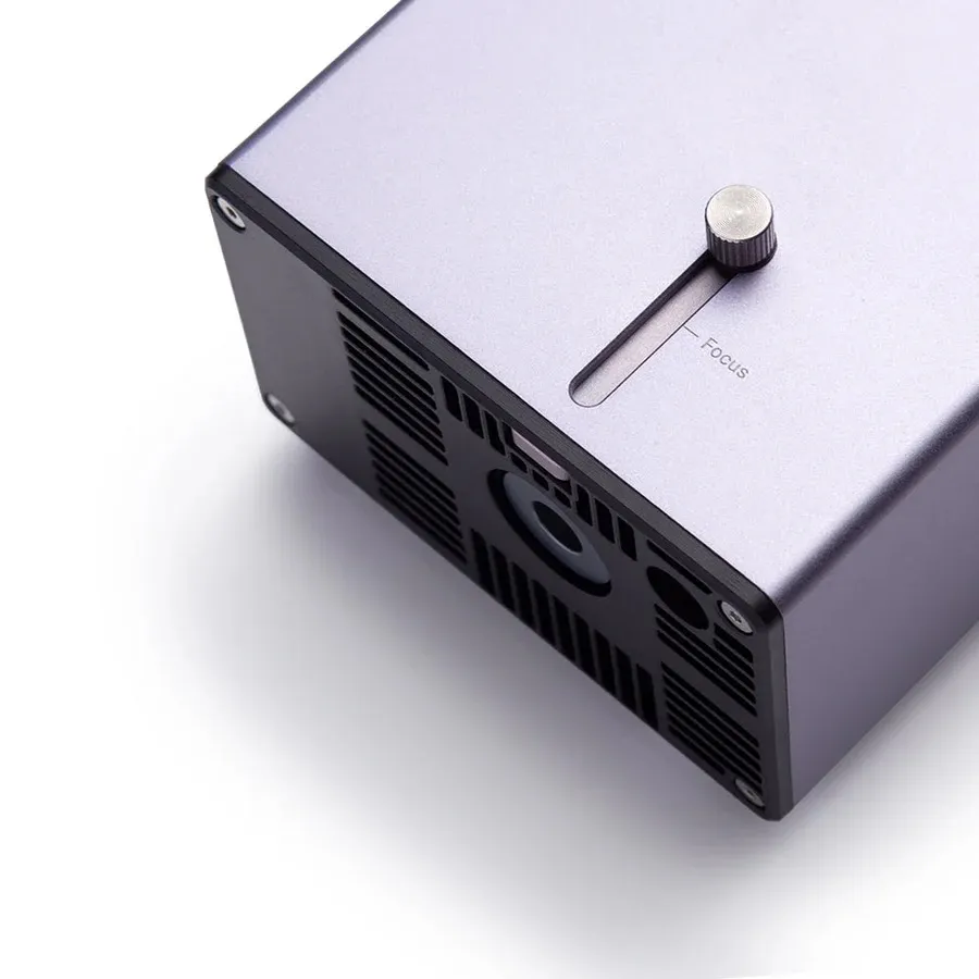 Snapmaker 1064nm Infrarot-Lasermodul mit Fokusrad und Lüftungsschlitzen für präzise Materialbearbeitung im 3D-Drucker.