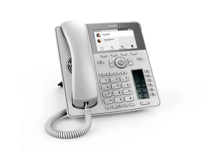 Telefono VoIP Snom D785 bianco con display a colori, tastiera numerica e tasti programmabili in uso professionale su