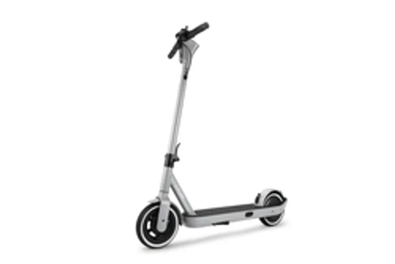 SoFlow SO ONE+ E-Scooter 7,8 Ah silvergrey, vista laterale su strada con manubrio nero e pneumatici neri su cerchi argentati.
