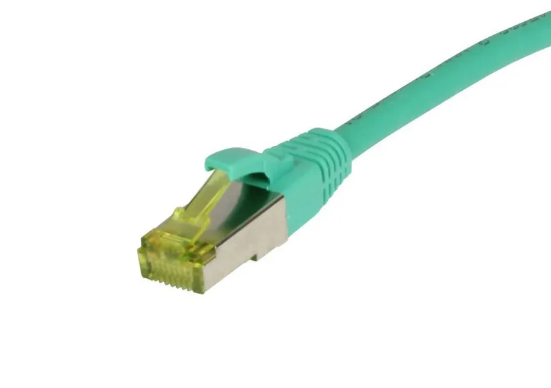 Cable de red Patchkabel RJ45 CAT6A 500Mhz 5m verde S-STP con conector transparente y funda protectora sobre fondo blanco.