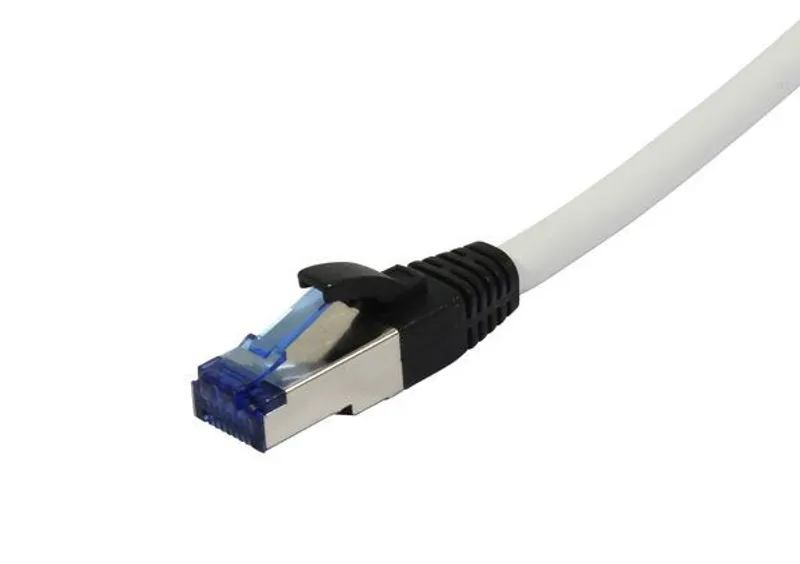 Белый патч-кабель RJ45 CAT6A 500 МГц с экранированным серебристым разъёмом, синей вставкой и чёрным защитным колпачком для