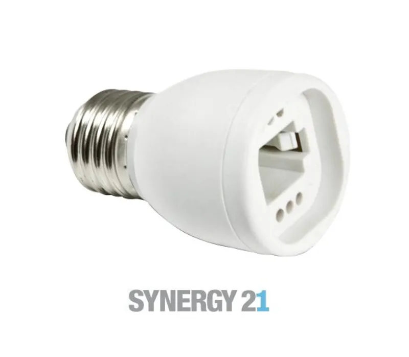 Адаптер Synergy 21 LED E27-G23/G24 белого цвета с металлическим цоколем и логотипом для подключения светодиодных ламп.