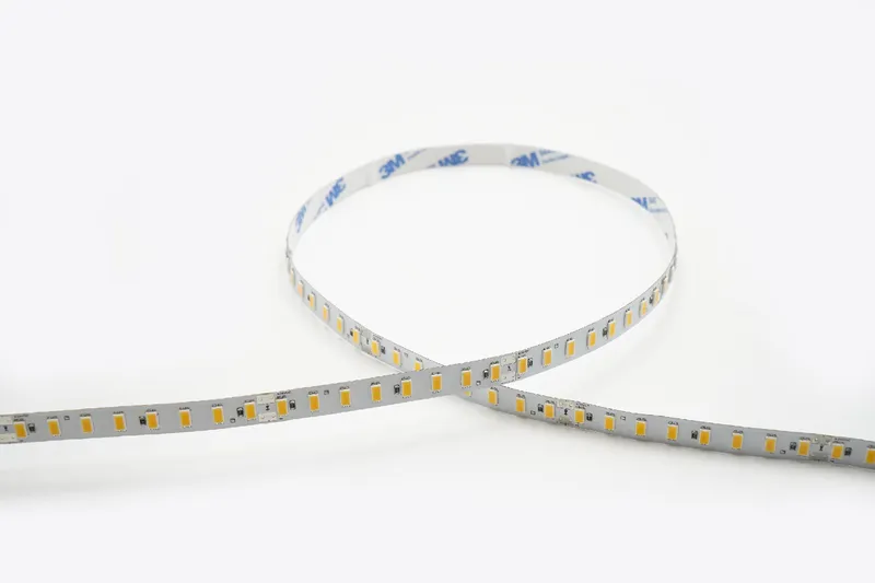 Гибкая светодиодная лента Synergy 21 LED Flex Strip 5630 свернута в кольцо на белом фоне с желтыми чипами и синей