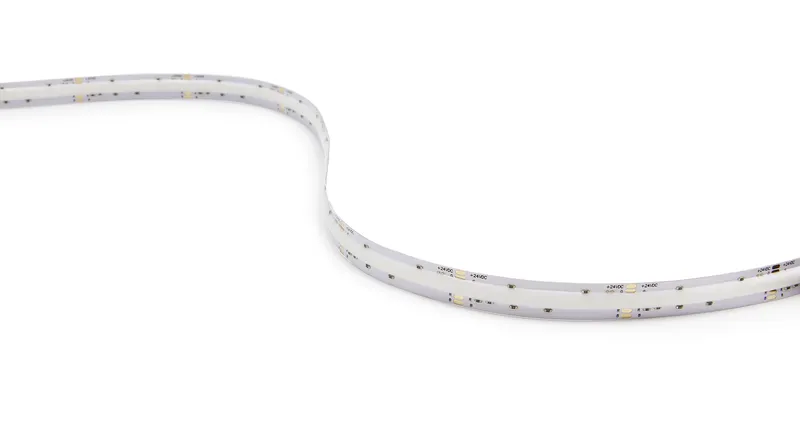 Tira LED flexible Synergy 21 COB RGB DC24V 75W IP20 curvada en forma de S sobre fondo blanco con chips amarillos y marcaje