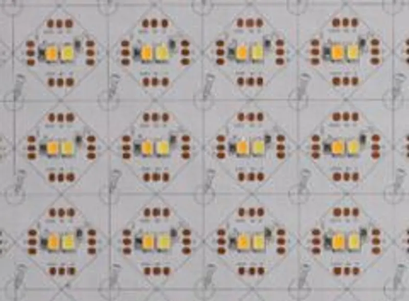 Piatto LED flessibile Synergy 21 CCT DC24V 40W con connettore, dettaglio griglia a diamanti con chip LED gialli e contatti