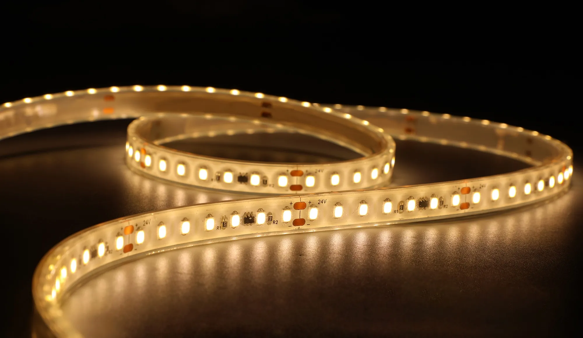 Tira LED Synergy 21 2835 flexible en bobina con luz cálida blanca, cubierta de silicona IP67 para sauna o bienestar en 24V Tira LED Synergy 21 2835 flexible en bobina con luz cálida blanca, cubierta de silicona IP67 para sauna o bienestar en 24V