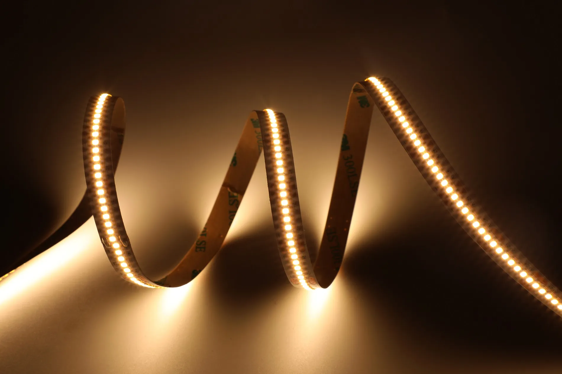 Synergy 21 LED Flex Strip 2216 warmweiße 24V-LED-Bandspirale mit hoher Farbtreue CRI>90 auf dunklem Hintergrund. Synergy 21 LED Flex Strip 2216 warmweiße 24V-LED-Bandspirale mit hoher Farbtreue CRI>90 auf dunklem Hintergrund.