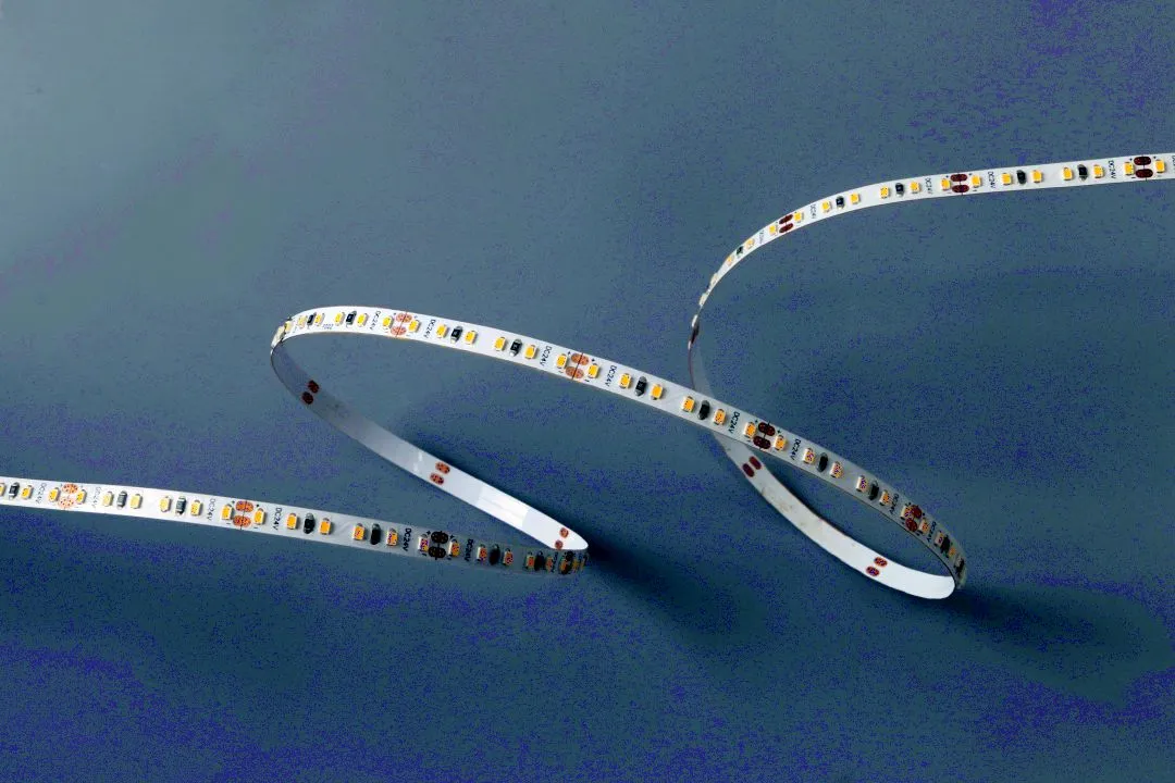 Гибкая светодиодная лента Synergy 21 LED Flex Strip 2216 изогнута S-образно на синем фоне с жёлтыми светодиодами и медными