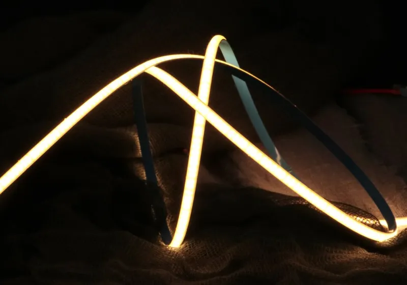 Гибкая светодиодная лента Synergy 21 LED Flex Strip COB NW DC24V 25W CRI>90 SLIM IP20 с тёплым белым свечением на тёмной