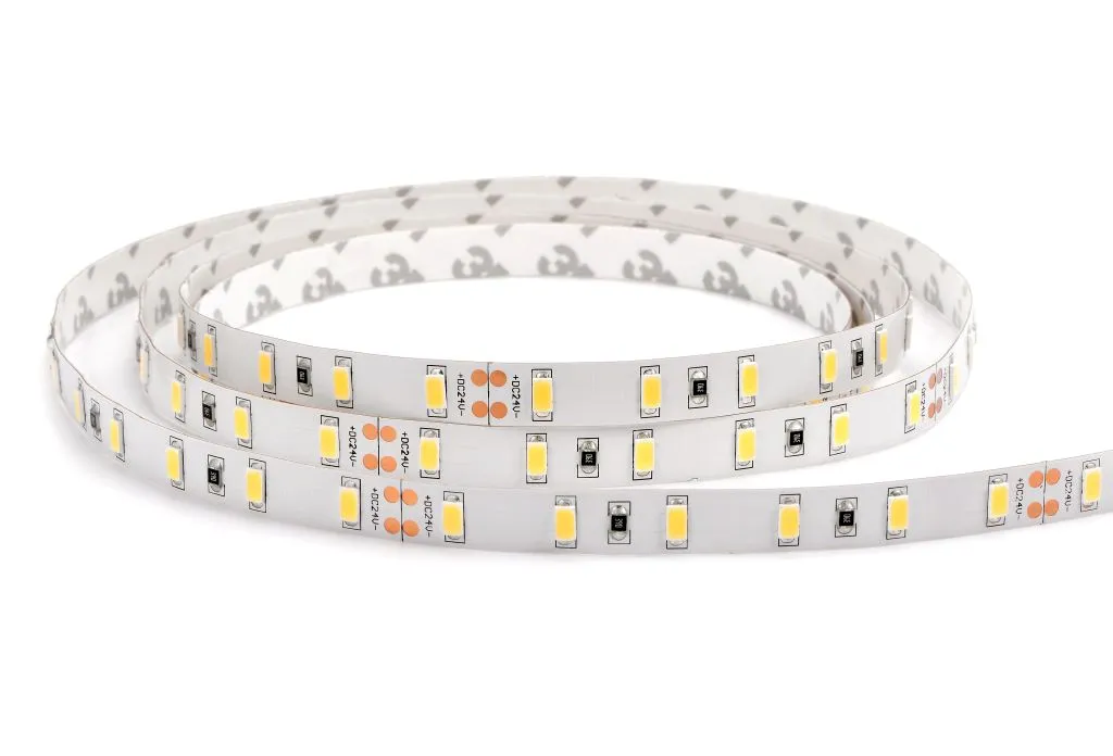 Tira LED flexible Synergy 21 5730 de 60 LEDs/m 24V 96W IP20 enrollada en espiral sobre fondo blanco mostrando chips Tira LED flexible Synergy 21 5730 de 60 LEDs/m 24V 96W IP20 enrollada en espiral sobre fondo blanco mostrando chips