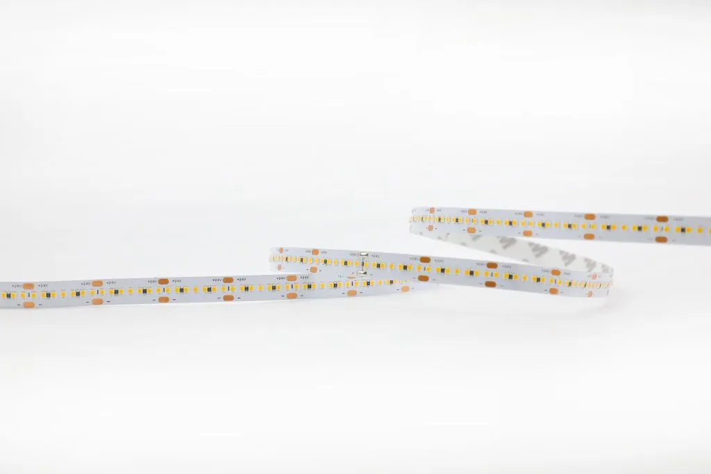 Гибкая светодиодная лента Synergy 21 LED Flex Strip 280 SWW DC24V 96W HE IP20 размотана волной на белом фоне с жёлтыми Гибкая светодиодная лента Synergy 21 LED Flex Strip 280 SWW DC24V 96W HE IP20 размотана волной на белом фоне с жёлтыми