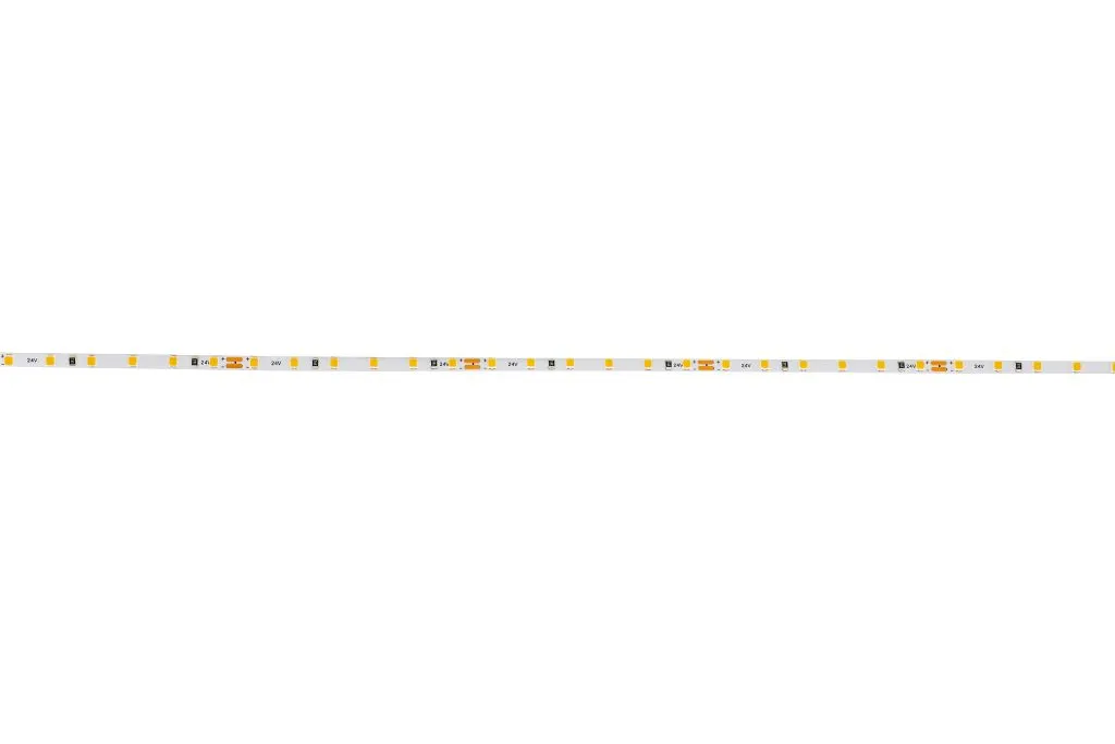 Гибкая светодиодная лента Synergy 21 LED Flex Strip 2022 120 SWW DC24V 24W SLIM IP20 на белом фоне с равномерно