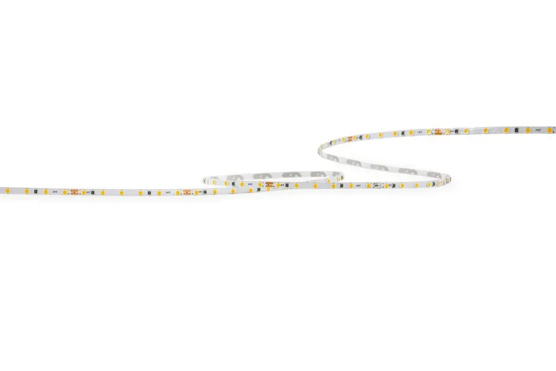 Tira LED Synergy 21 2022 de 120 NW DC24V 24W SLIM IP20 en forma de S sobre fondo blanco con chips amarillos uniformes.