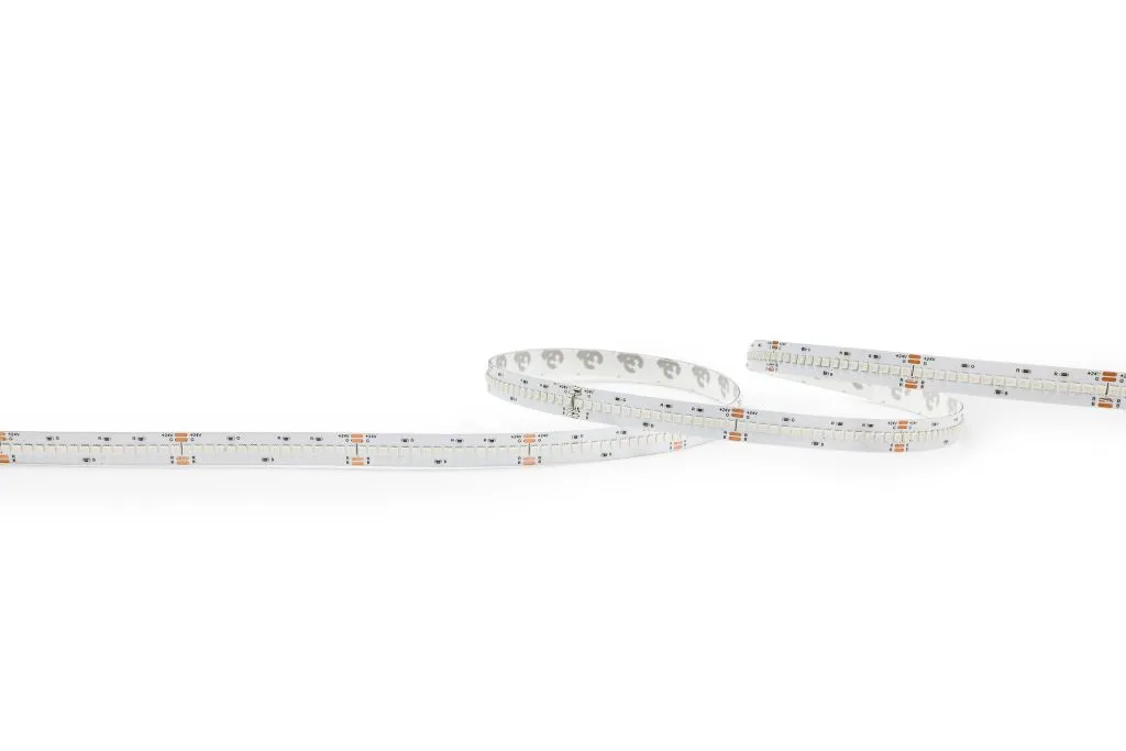 Tira LED flexible Synergy 21 320 RGB DC24V 70W IP20 enrollada sobre fondo blanco con LEDs SMD y pads de cobre para conexión. Tira LED flexible Synergy 21 320 RGB DC24V 70W IP20 enrollada sobre fondo blanco con LEDs SMD y pads de cobre para conexión.