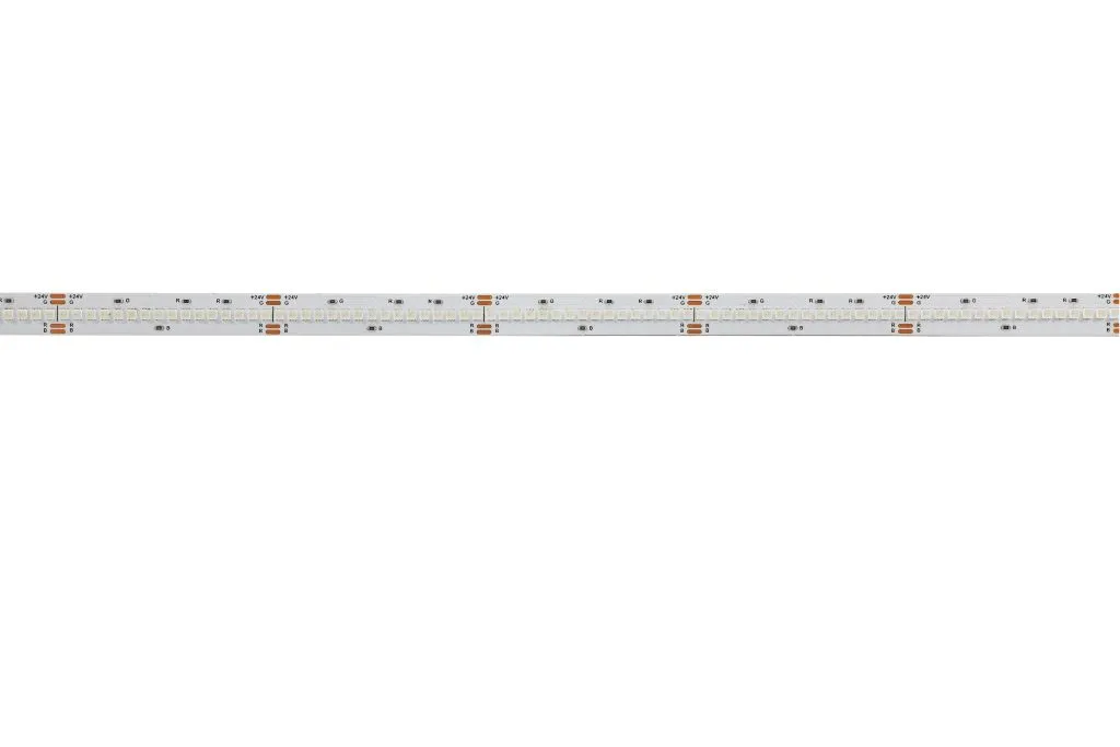 Tira LED flexible Synergy 21 2022 320 RGB DC24V 70W IP20 sobre fondo blanco con chips LED cuadrados y contactos de cobre. Tira LED flexible Synergy 21 2022 320 RGB DC24V 70W IP20 sobre fondo blanco con chips LED cuadrados y contactos de cobre.