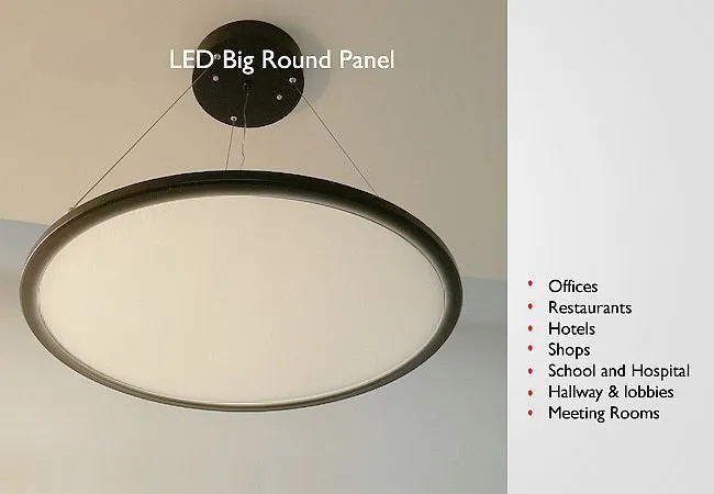 Synergy 21 LED Lichtpanel R600 neutralweiß rund an dunkler Deckenhalterung mit Kabeln für Büros und Restaurants. Synergy 21 LED Lichtpanel R600 neutralweiß rund an dunkler Deckenhalterung mit Kabeln für Büros und Restaurants.
