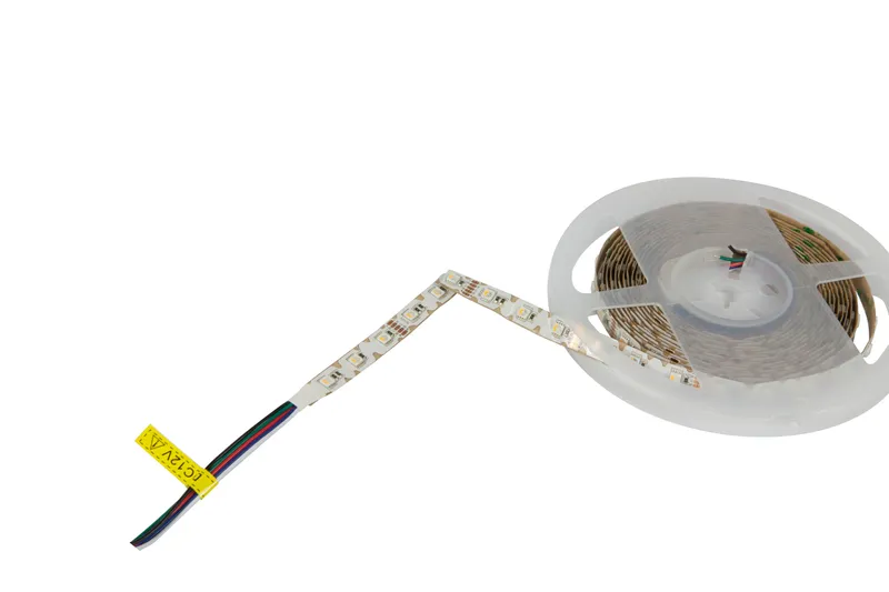 Synergy 21 LED Flex Strip 5050-60 RGB DC24V mit RGB-W Chip auf weißer Spule, S-förmig ausgelegt mit gelbem Steckeranschluss.