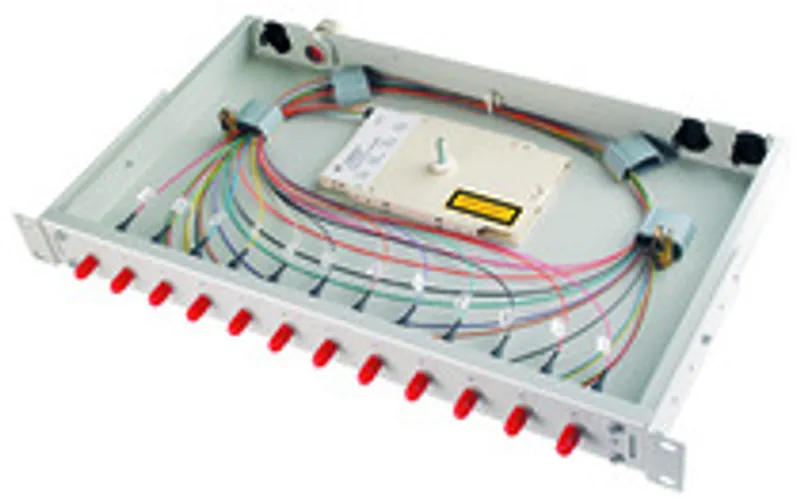 Telegärtner LWL Patchpanel 19" 6xLC-Duplex OM4 con cassetto estraibile, pannello aperto con cavi in fibra ottica colorati e