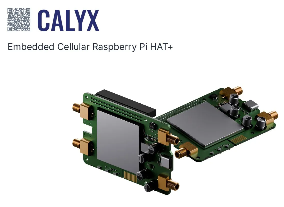 Модем Teltonika EBD070 5G RedCap для Raspberry Pi с двумя зелёными платами, экранированием и разъёмами на белом фоне.