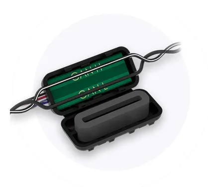 Teltonika ECAN02 Contactless CAN Data Adapter, mostrando carcasa negra con placa verde y conexiones de cables CAN H y CAN