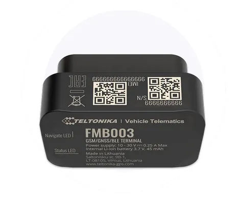 Teltonika FMB003 OBD трекер, видна этикетка с QR-кодами, серийным номером и индикаторами LED на черном корпусе.