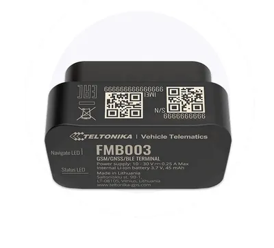 Teltonika FMB003 OBD трекер, видна этикетка с QR-кодами, серийным номером и индикаторами LED на черном корпусе.
