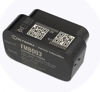 Черный Teltonika FMB003 OBD трекер с GNSS/GSM/BLE 4.0, вид сверху под углом, с этикеткой, QR-кодами, штрихкодом и