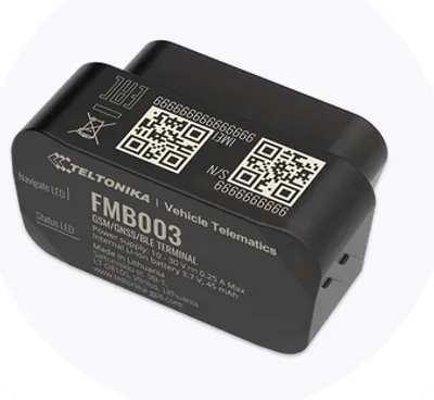 Черный Teltonika FMB003 OBD трекер с GNSS/GSM/BLE 4.0, вид сверху под углом, с этикеткой, QR-кодами, штрихкодом и