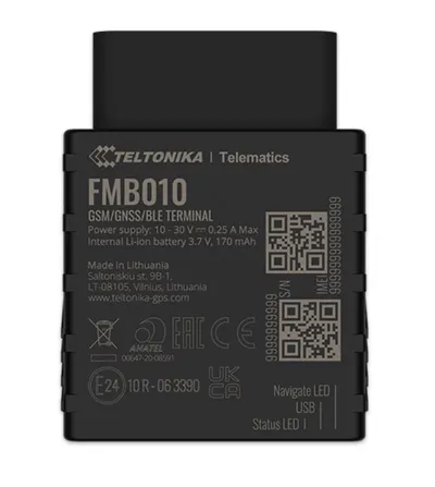 Телтоника FMB010 OBDII трекер, вид сверху на черный корпус с разъемом, белыми надписями и QR-кодами