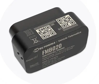 Teltonika FMB020, terminale telematico per veicoli con QR code e LED di stato, vista dall'alto in angolazione.