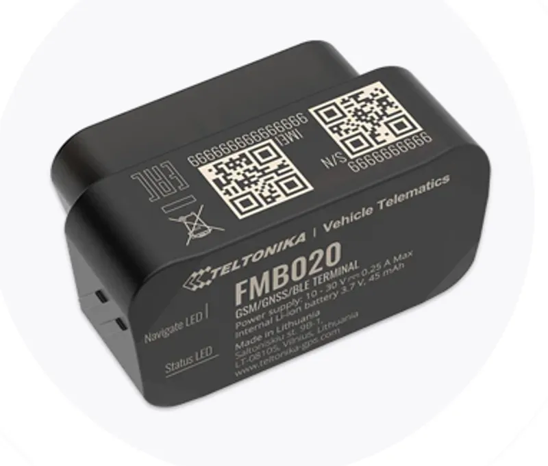 Teltonika FMB020, terminale telematico per veicoli con QR code e LED di stato, vista dall'alto in angolazione.