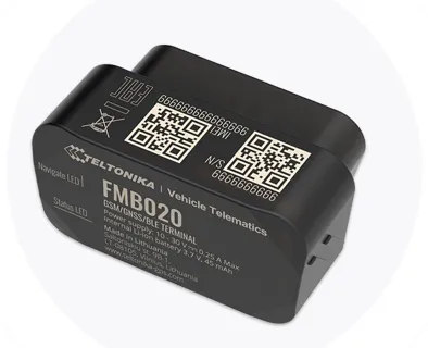 Teltonika FMB020, tracker GPS per veicoli con connessione GNSS/GSM/BLE 4.0, mostrato in posizione angolare su superficie