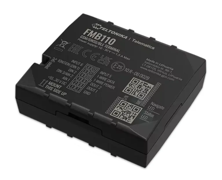 Teltonika FMB110 GPS Tracker, vista dall'alto del terminale nero con etichette tecniche bianche, connettore, codici QR e