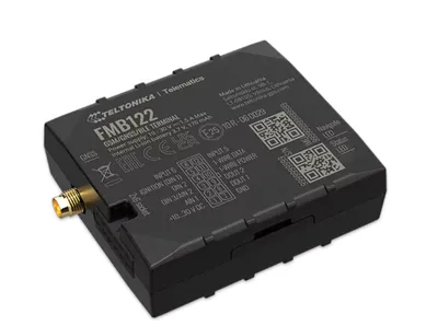 Черный прямоугольный терминал Teltonika FMB122 GSM/GNSS/BLE с белым текстом, диаграммой распиновки и двумя QR-кодами,
