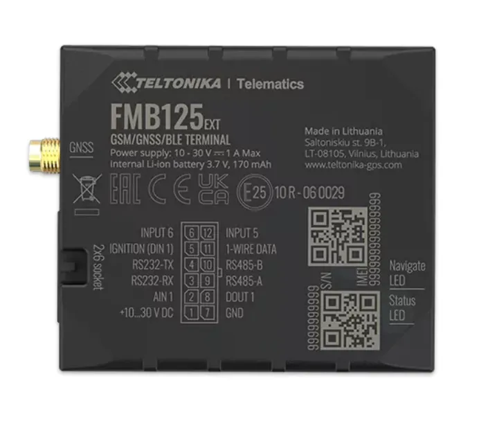 Черный Teltonika FMB125 EXT терминал сверху, показаны задняя маркировка, золотой разъем GNSS антенны, диаграмма выводов