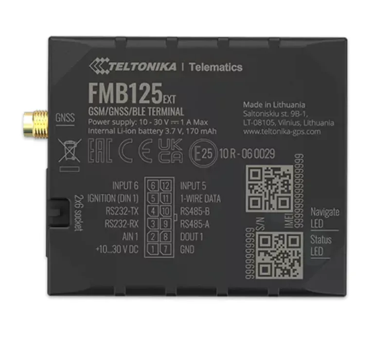 Черный Teltonika FMB125 EXT терминал сверху, показаны задняя маркировка, золотой разъем GNSS антенны, диаграмма выводов