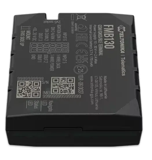Teltonika FMB130 GPS tracker, vista dall'alto della superficie superiore con etichette tecniche bianche, diagramma pinout,