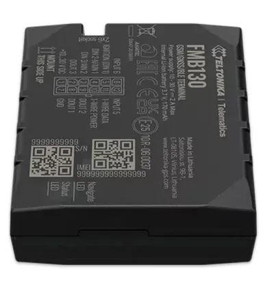 Черный прямоугольный Teltonika FMB130 GPS-трекер сверху, видна верхняя поверхность с белыми техническими надписями,