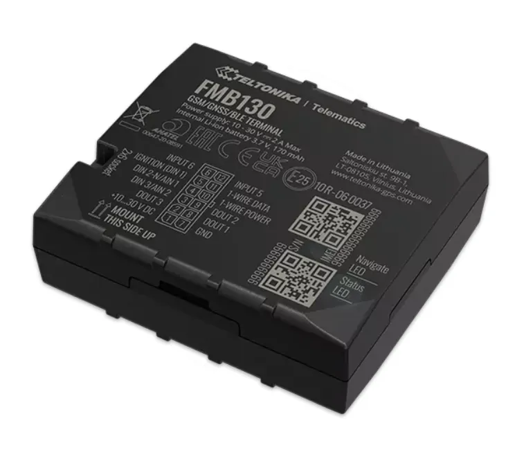 Teltonika FMB130, GPS tracker per veicoli con GNSS e BLE 4.0, vista dall'alto mostrando etichetta con specifiche tecniche e